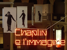 Logo Mostra Chaplin in neon soffiato